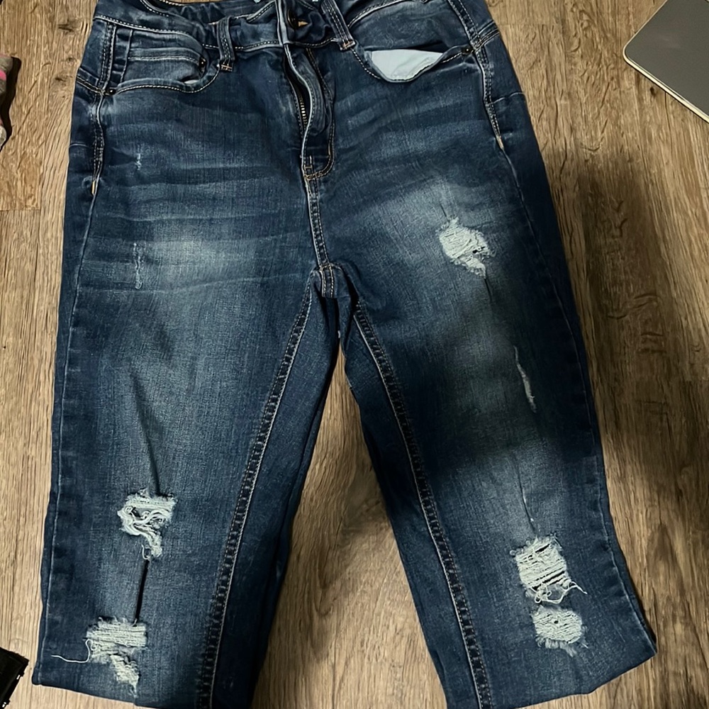 Dark blue skinny jeans.